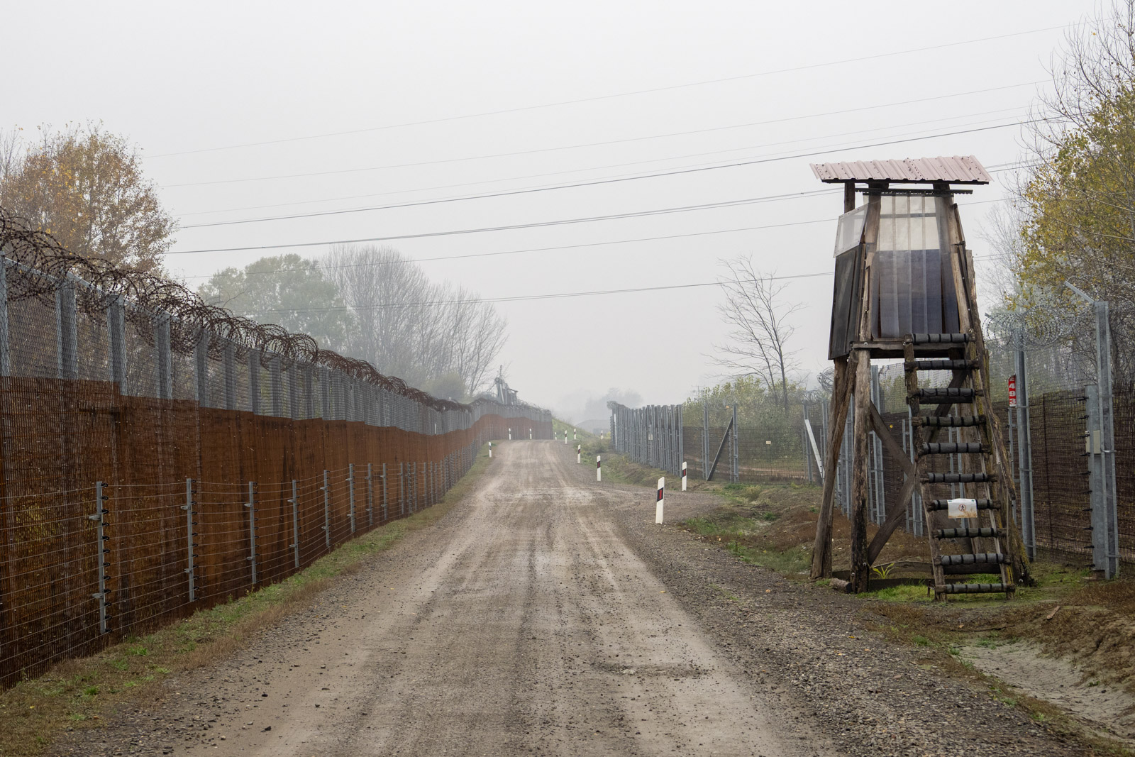 The gravel road between the two parallel border fences close to Röszke